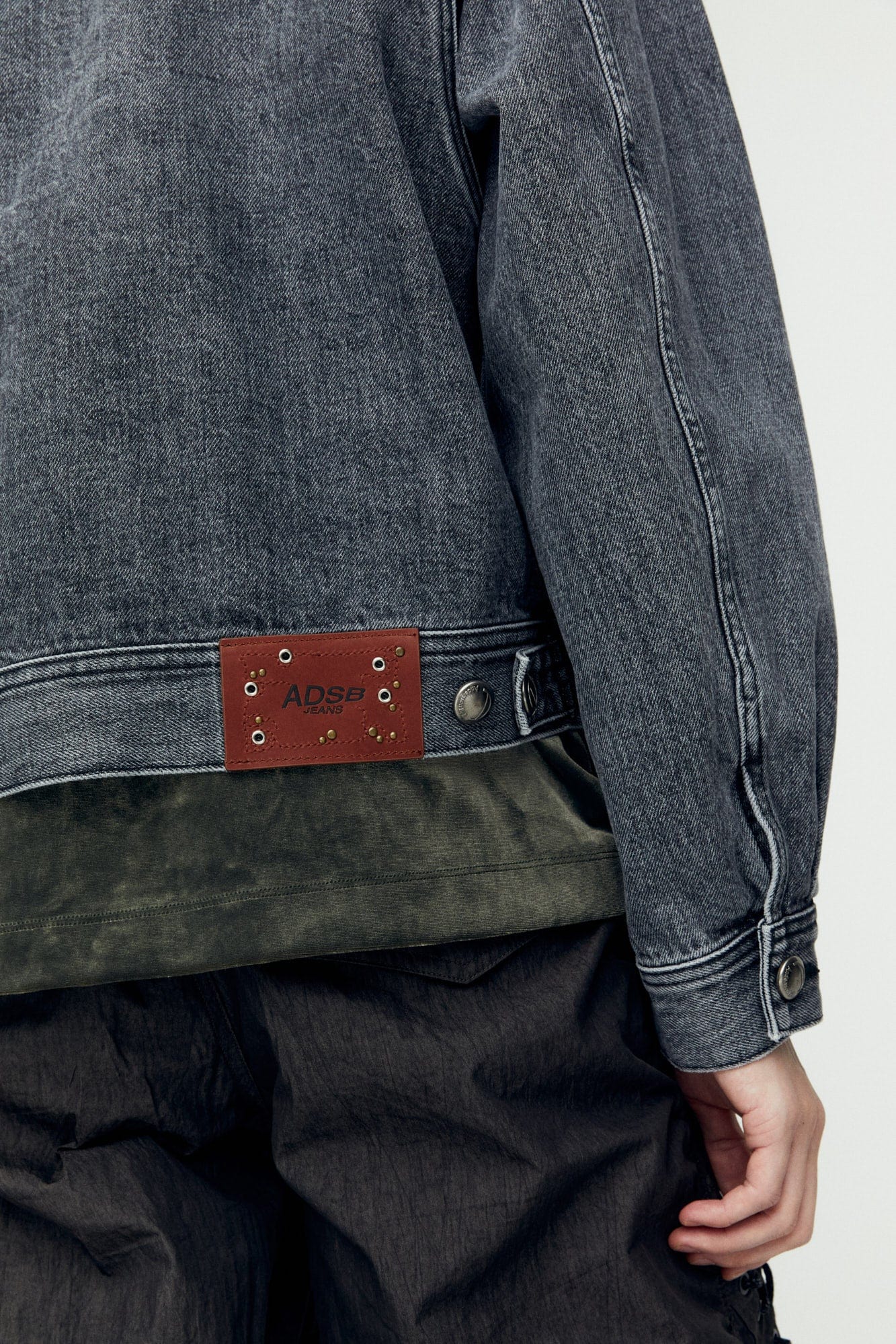 Andersson Bell 캐리오버 재촬영_WAVE DENIM BOMBER JACKET awa570m(WASHED BLACK)