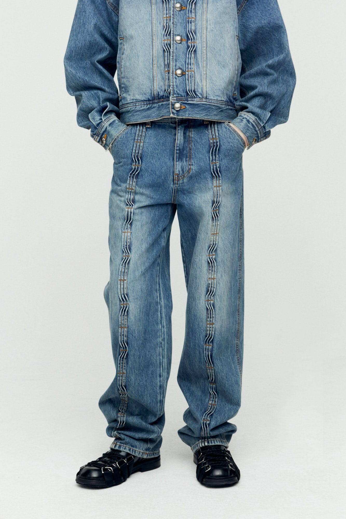 Andersson Bell 캐리오버 재촬영_WAVE WIDE LEG JEANS apa682m(WASHED BLUE)