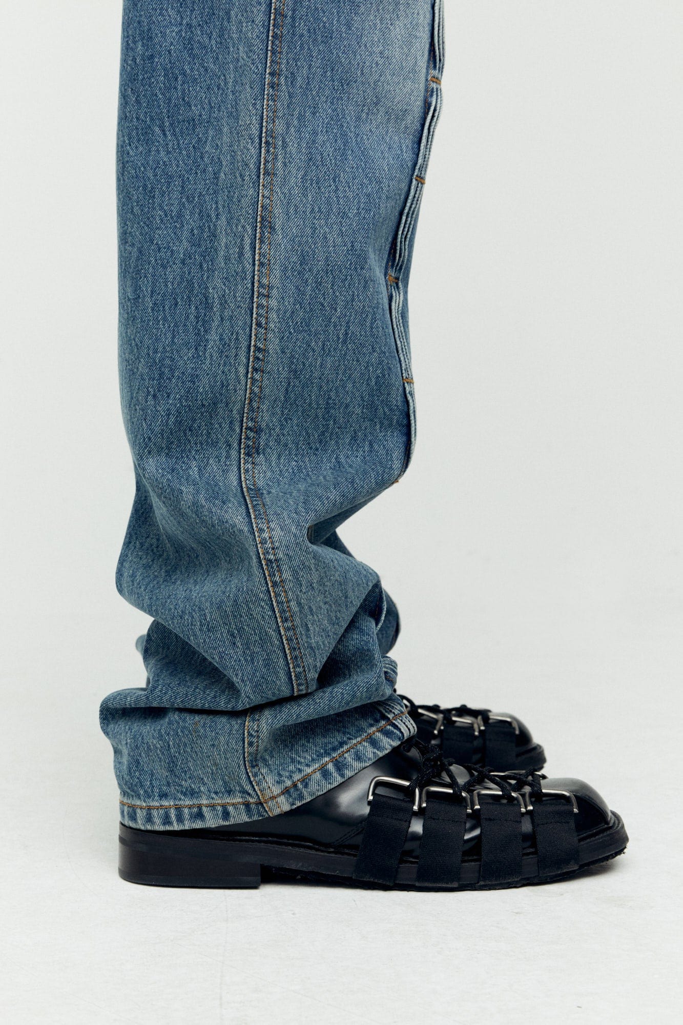 Andersson Bell 캐리오버 재촬영_WAVE WIDE LEG JEANS apa682m(WASHED BLUE)