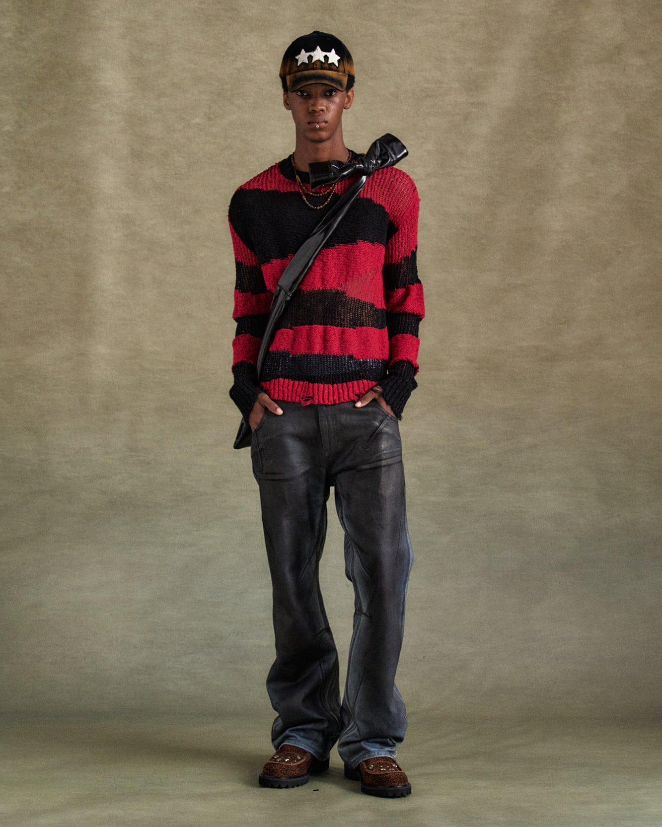 【Andersson Bell】 BLACK RED STRIPE CREW-NECK SWEATER BLACK RED STRIPE CREW-NECK SWEATER atb1284m(BLACK/RED