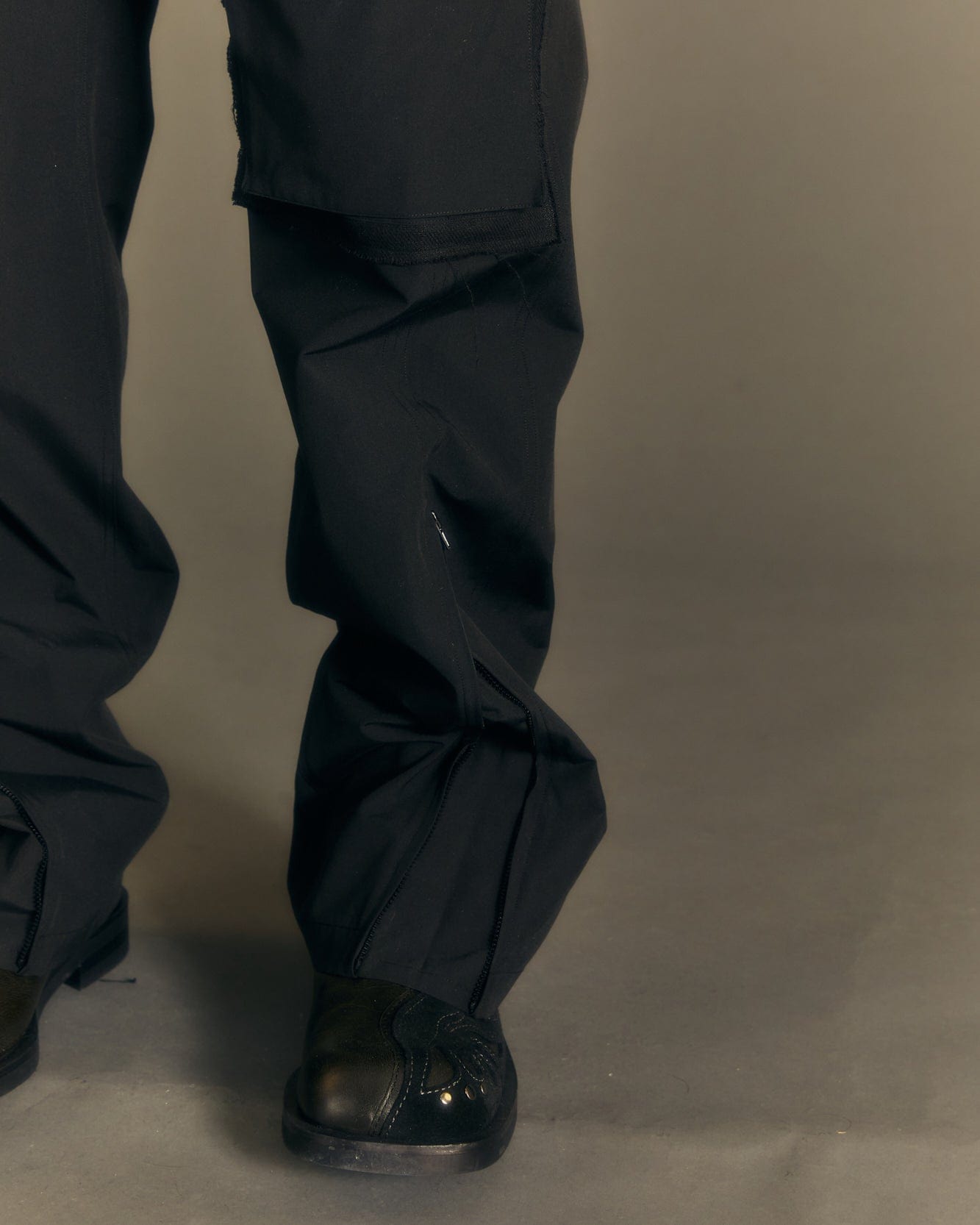 Andersson Bell RAW EDGE MULTI-POCKET PANTS apa681m(BLACK)