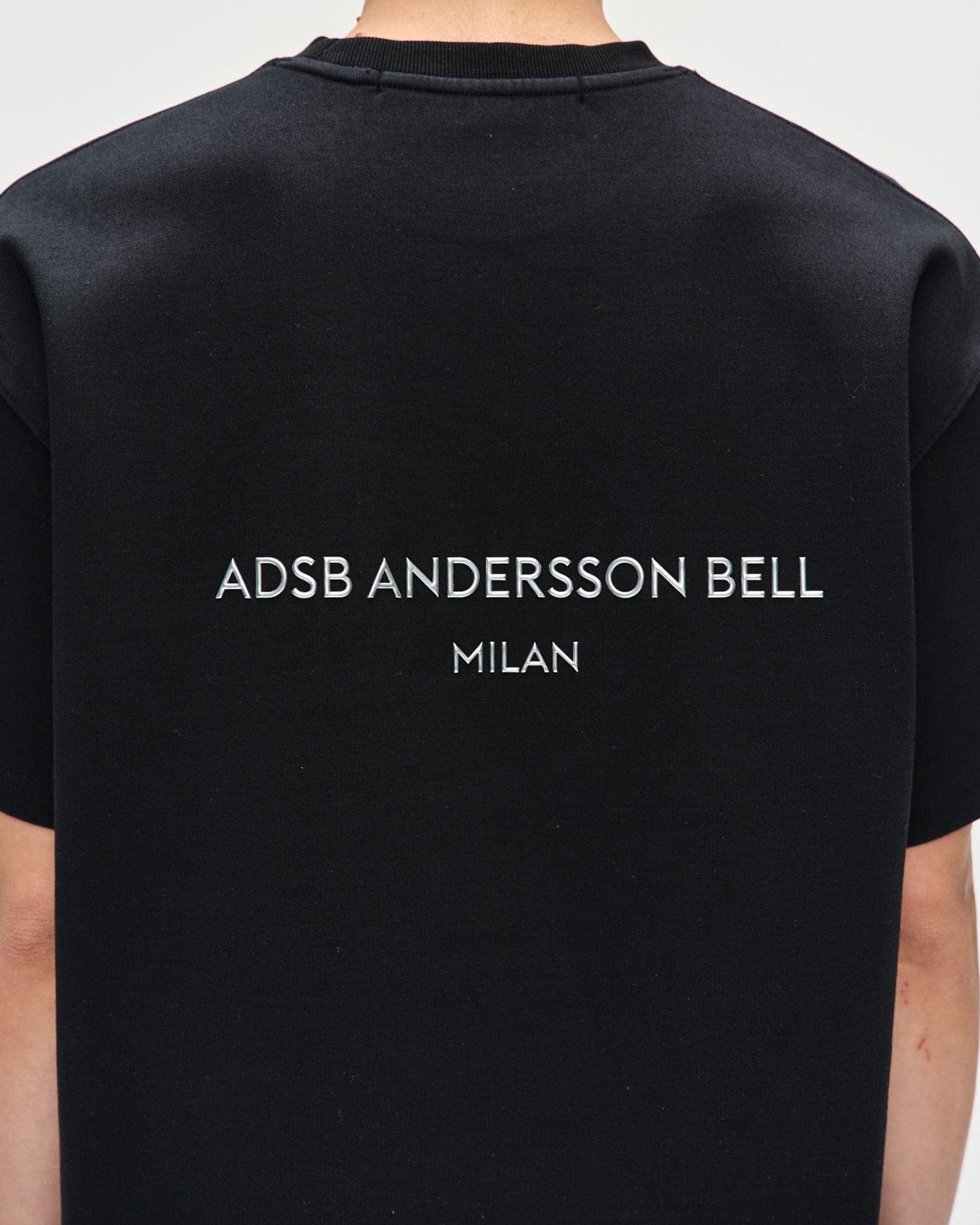 【ANDERSSON BELL】 UNISEX STOOL PATCH LOGO T-SHIRTS BLACK UNISEX STOOL PATCH LOGO T-SHIRTS atb1329u(BLACK) – Andersson
